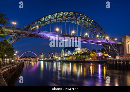 Guardando verso il Tyne Bridge sulla banchina del porto di Newcastle e Gateshead Foto Stock