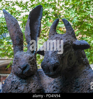 Il Minatour e la Lepre scultura, Cheltenham Promenade, Cheltenham, Inghilterra Foto Stock