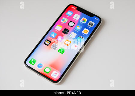 RIGA, 4 novembre - appena lanciato Apple iPhone X viene visualizzato per scopi editoriali Foto Stock