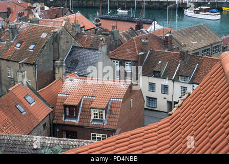 Tetti di Whitby nel Mare del Nord, la casa del capitano James Cook, Inghilterra. Fotografia Foto Stock