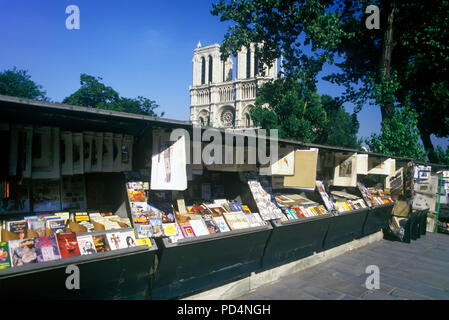 1987 STORICO BOUQUINISTES LES DES Quais de Seine PRENOTA VENDITORE SI SPEGNE LA CATTEDRALE DI NOTRE DAME PARIGI FRANCIA Foto Stock