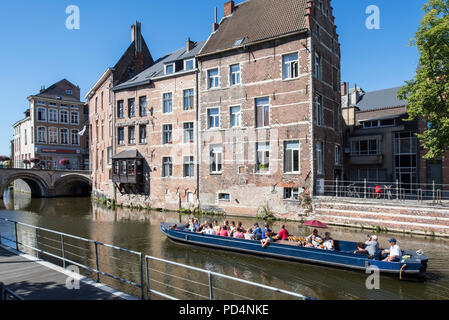 Barca con i turisti durante la gita turistica sul fiume Dijle / Dyle al Grootbrug / grande ponte nella città Mechelen / Malines, Fiandre, in Belgio Foto Stock