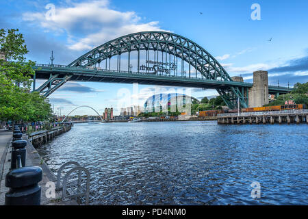 Tyne Bridge attraverso il fiume Tyne in Newcastle e Gateshead Foto Stock