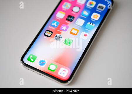 RIGA, 4 novembre - appena lanciato Apple iPhone X viene visualizzato per scopi editoriali Foto Stock