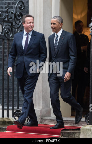 A Downing Street, Londra, Regno Unito. Il 22 aprile 2016. Il presidente Barack Obama insieme con David Cameron lasciare Downing Street. Foto Stock