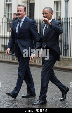 A Downing Street, Londra, Regno Unito. Il 22 aprile 2016. Il presidente Barack Obama insieme con David Cameron lasciare Downing Street. Foto Stock