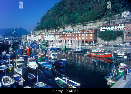 1987 storico barche da pesca VECCHIO PORTO SAN SEBASTIAN BAY SPAGNA Foto Stock