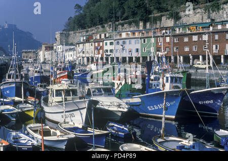 1987 storico barche da pesca VECCHIO PORTO SAN SEBASTIAN BAY SPAGNA Foto Stock