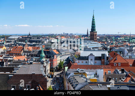 Vista sulla città da Rundetaarn (torre rotonda) guardando verso la guglia della Nikolaj Contemporary Art Center (la chiesa di San Nicola), Copenhagen, Danimarca Foto Stock