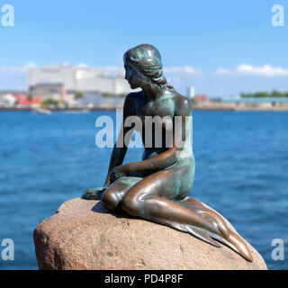 La Sirenetta di Copenaghen. Den Lille Havfrue, una statua da Edvard Eriksen, Langelinie promenade, Copenhagen, Danimarca Foto Stock