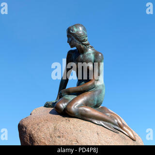 La Sirenetta di Copenaghen. Den Lille Havfrue, una statua da Edvard Eriksen sul Langelinie promenade, Copenhagen, Danimarca Foto Stock