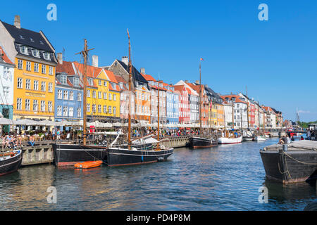 Storico del XVII e XVIII secolo edifici lungo il canale di Nyhavn, Copenhagen, Danimarca Foto Stock