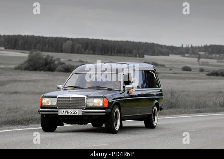 VAULAMMI, Finlandia - 4 agosto 2018: Mercedes-Benz auto funebre, funebre, sulla strada di campagna sulla Maisemaruise 2018 auto in crociera Tawastia corretto, Finlandia. Foto Stock