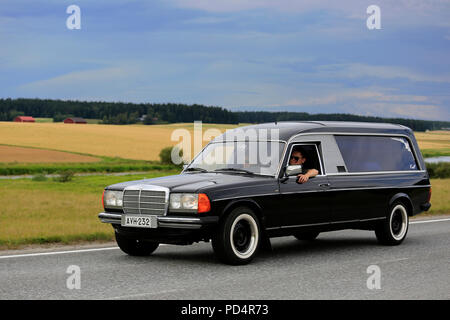 VAULAMMI, Finlandia - 4 agosto 2018: Mercedes-Benz auto funebre, funebre, sulla strada di campagna sulla Maisemaruise 2018 auto in crociera Tawastia corretto, Finlandia. Foto Stock