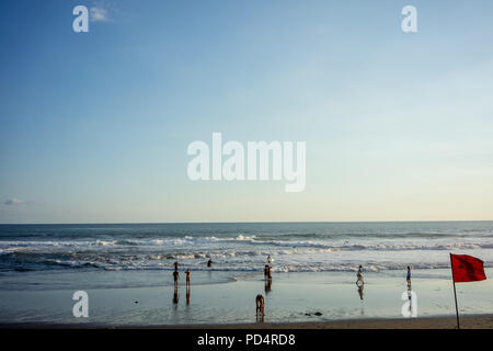 Onde pericolose sono annuncia attraverso la bandiera rossa, destinazione turistica con vista oceano Foto Stock