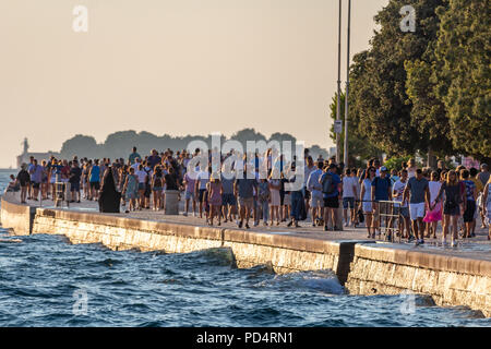 Zadar, Croazia - Luglio 24, 2018: folla sul mare in Zadar città vecchia per guardare il tramonto Foto Stock