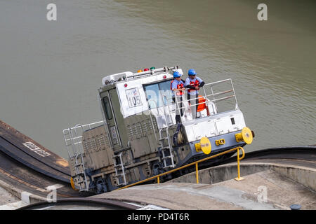 Vista del mulo (locomotiva) per guidare le navi attraverso il canale di Panama si blocca, Panama Foto Stock