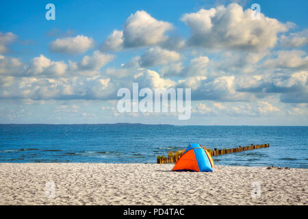 Lonely tenda su una spiaggia su una soleggiata giornata estiva. Foto Stock