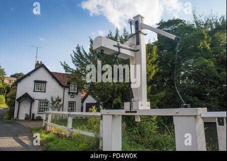 Una pompa di acqua mediante il Duck Pond nel villaggio di vescovo Burton, East Riding of Yorkshire, Regno Unito giovedì 2 agosto 2018, Foto Stock