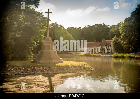 Il Duck Pond o "semplice" nel villaggio di vescovo Burton, East Riding of Yorkshire, Regno Unito giovedì 2 agosto 2018, Foto Stock