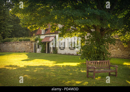 Un cottage del villaggio di vescovo Burton, East Riding of Yorkshire, Regno Unito giovedì 2 agosto 2018, Foto Stock