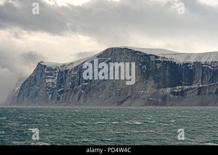 Alte scogliere sotto le nuvole drammatico in Sam Ford Fjord sull Isola Baffin in Nunavut, Canada Foto Stock