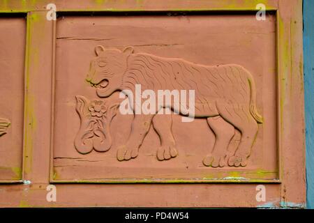 Tiger carving sul balcone - casa tradizionale di El Carmen DE LA FRONTERA - Ecuador confine - Huancabamba. Dipartimento di Piura .PERÙ Foto Stock