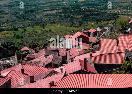 Monsanto vista villaggio con la torre campanaria, Portogallo Foto Stock