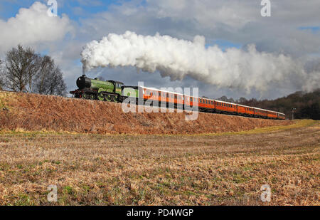 8572 capi lontano dal tunnel Bewdley in Severn Valley Railway 13.3.18. Foto Stock