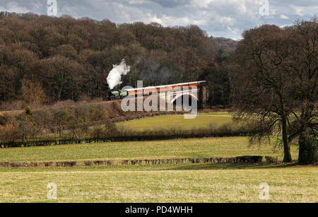 B12 8572 capi lontano dal ponte Victoria su SVR 13.3.18. Foto Stock