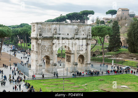 Vista aerea del centro storico di Arco di Costantino con la folla di turisti che vagano in Roma, Italia Foto Stock