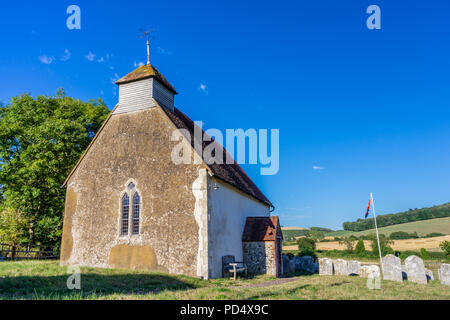 Chiesa di Santa Maria in Upwaltham - una piccola chiesa del XII secolo in Upwaltham circondato da campagna e cielo blu, Upwaltham, West Sussex, in Inghilterra, Regno Unito Foto Stock
