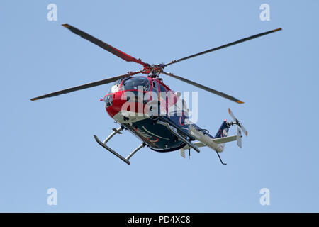Porto, Portogallo - 1 Settembre 2017: Red Bull Air Race. Il giorno di addestramento. Elicottero della Red Bull Air Race organizzazione in manovre di sicurezza oltre il fare Foto Stock