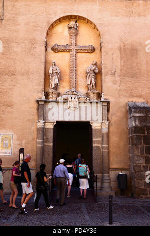 I turisti in coda in entrata di San Juan de los Reyes monastero chiostri, Toledo, Castilla la Mancha, in Spagna Foto Stock