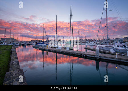 Yacht Harbor all'alba Foto Stock