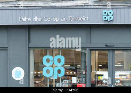 Il gaelico scozzese segno sul negozio coop a Tarbert - Failte dha co-op un Tairbeirt - benvenuti al co-op Tarbert, Argyll and Bute, Scotland, Regno Unito Foto Stock