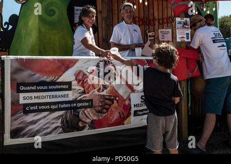 Solidarité, SOS méditerranée,Aquarius, solidarietà, SOS mediterraneo, Aquarius, Festival Bout du Monde 2018 à Crozon Brittany Foto Stock