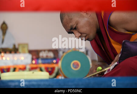 Monaci Tibetani creare mandala del tempio Khosheutovsky (khurul) - il più antico di Kalmyk buddhistic tempio in Europa, Regione di Astrakhan, Russia Foto Stock