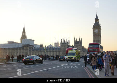 Londra-INGHILTERRA-Jan 21, 2017: Westminster Bridge è una strada e il traffico pedonale ponte sul Fiume Tamigi a Londra Foto Stock