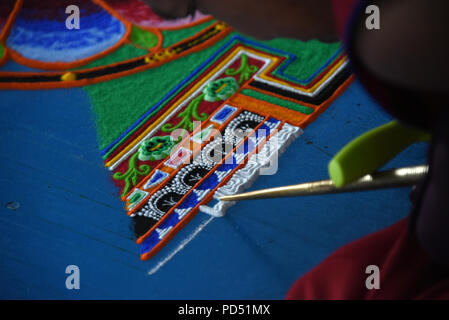 Monaci Tibetani creare mandala del tempio Khosheutovsky (khurul) - il più antico di Kalmyk buddhistic tempio in Europa, Regione di Astrakhan, Russia Foto Stock