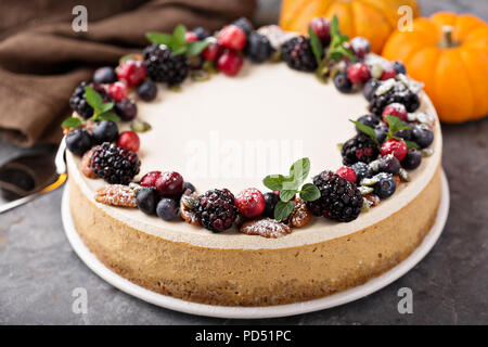 Cheesecake alla zucca con panna acida topping decorate con frutti di bosco Foto Stock