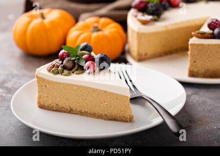 Cheesecake alla zucca con panna acida topping decorate con frutti di bosco Foto Stock