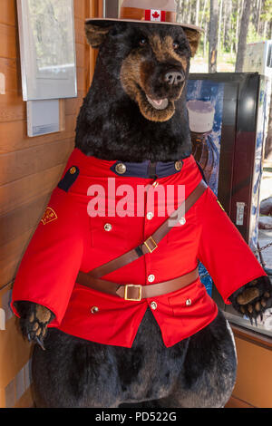 Royal Canadian Mounties farcite Orso - incoraggiare la cassetta di sicurezza escursionismo e campeggio pratiche - presso il Lago Maligne nel Parco Nazionale di Jasper in Alberta, Canada. Foto Stock