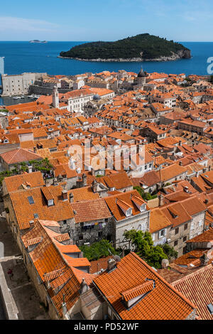 I tetti della Città Vecchia di Dubrovnik che guarda verso l'isola di Lokrum nell'Adriatico, Dubrovnik, Croazia, Europa Foto Stock