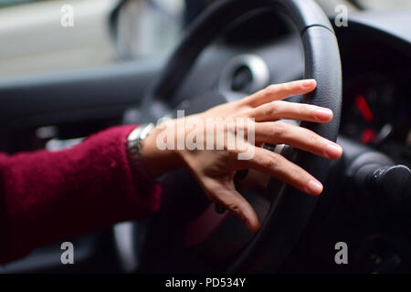 Dettaglio colpo di giovane donna mani Foto Stock