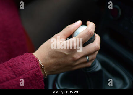 Dettaglio colpo di giovane donna mani Foto Stock
