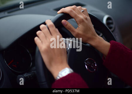 Immagine ravvicinata di mani femminili la guida Foto Stock