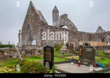 Kilmacduagh abbazia e Monastero, con cimitero, vicino alla città di Gort nella Contea di Galway, Irlanda. Si trova in corrispondenza o in prossimità delle Burrens. Foto Stock