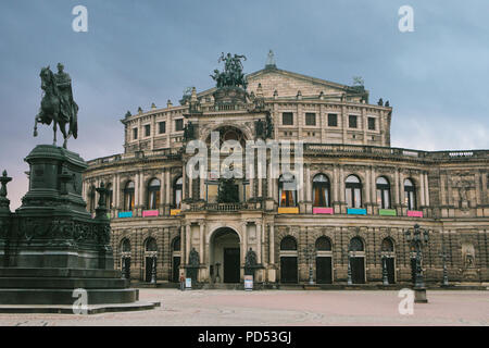 Opera Semper a Dresda in Germania contro lo sfondo del sole al tramonto di sera. È stato costruito nel XIX secolo. Foto Stock