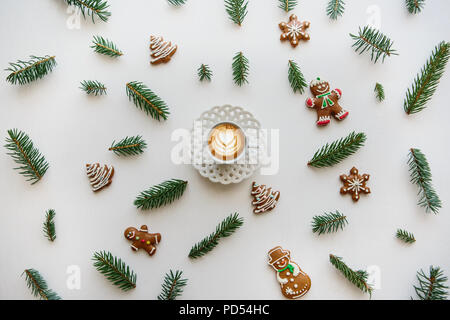 Un bicchiere di fresco cappuccino aromatizzato caffè. In prossimità del paesaggio nel Natale o Capodanno stile. Concetto di natale. Foto Stock